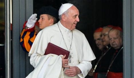 Pope gives sleeping bags to Rome homeless