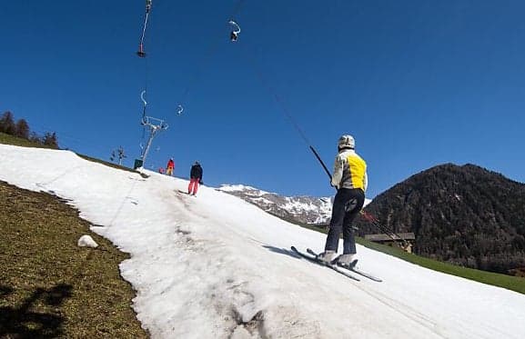 Skiers warned to avoid illegal instructors