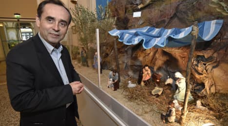 French mayor wins battle to keep nativity scene