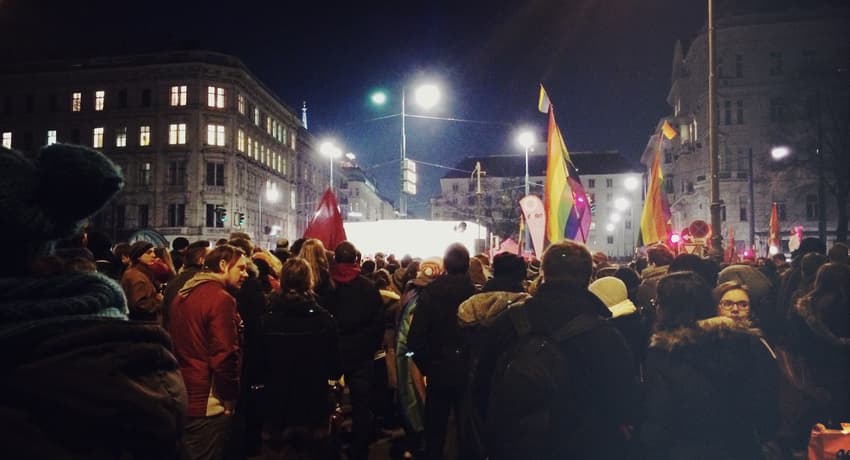 Thousand-strong crowd for Vienna 'kiss demo'