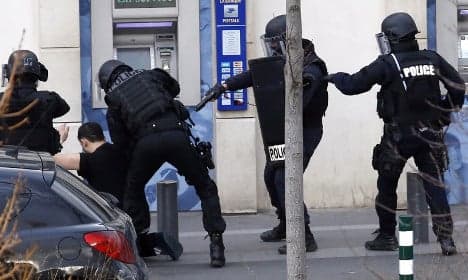 Gunman arrested after Paris post office drama