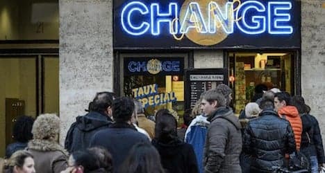 Soaring franc causes queues at FX counters