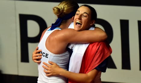 France shock Italy to reach Fed Cup semis