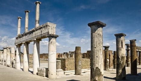 Italian police salvage looted Pompeii treasures