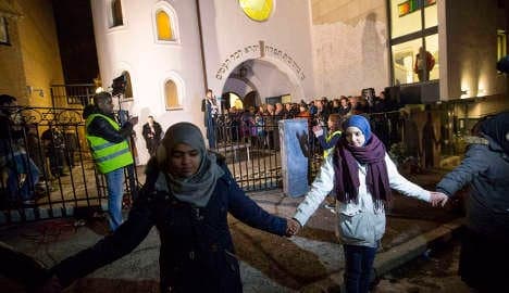 Muslims form 'ring of peace' at synagogue