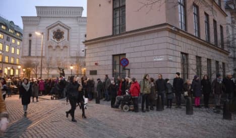 Swedes in 'ring of peace' synagogue protest
