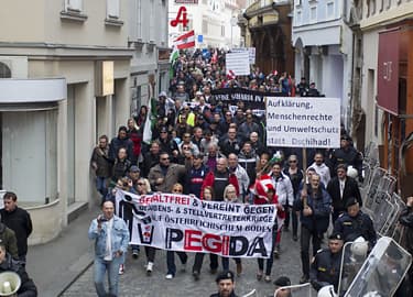 Pegida marchers in Graz clash with left-wingers