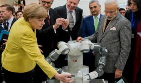 Robots woo crowds at Hannover trade fair