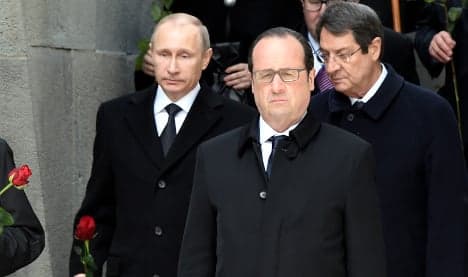 Putin calls on Hollande to mend ties to help trade