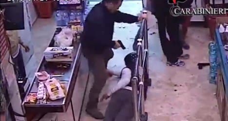 Thieves rob supermarket in front of police