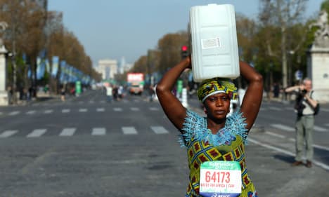 Paris Marathon: 40,000 runners cross the line