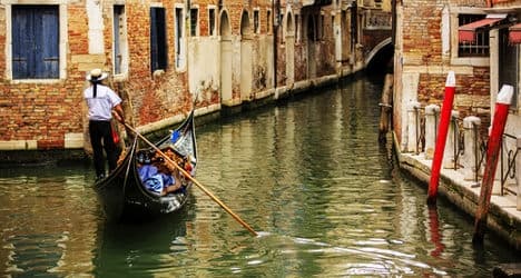 Love-letter pair plot epic Venice gondola ride