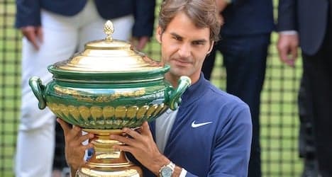 Federer scrambles to three-set win in Halle