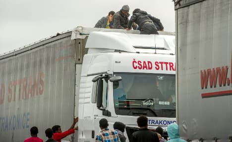 France 'jails 100 Brits' for migrant smuggling