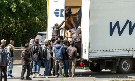 UK boosts border checks for Calais migrant crisis
