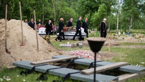 Activists begin wave of refugee burials in Berlin