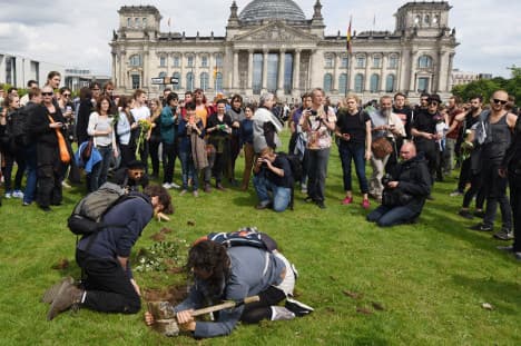 Demonstrators dig migrant 'graves' in Berlin