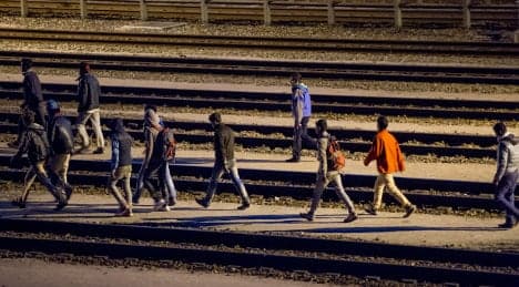 Hundreds of migrants try to storm Channel Tunnel