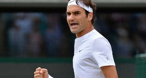 Federer crushes Simon to reach tenth semifinal