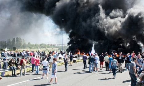 French strikers provoke more Calais travel chaos