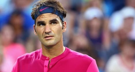 Federer shakes off rust after month's layoff