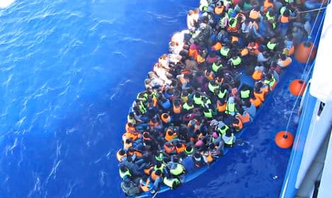 Swedes take 600 rescued migrants to dock in Italy