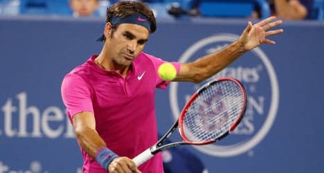 Federer plays 'rock-solid' match to reach quarters