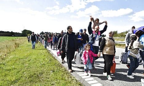 Refugees try to walk from Denmark to Sweden
