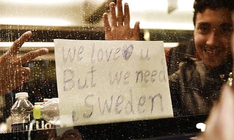 Danish police: Refugees can travel on to Sweden