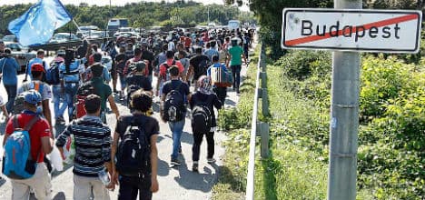 Hungary taking migrants to Austrian border