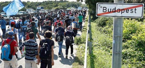 800 refugees block Austrian highway