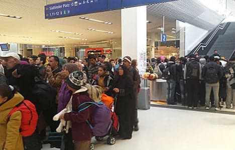 Migrants leave Salzburg on foot as trains stop