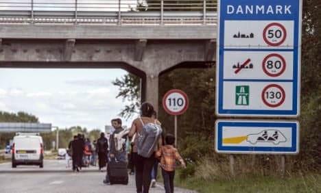 Refugees turn back after walk towards Sweden