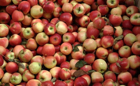Most supermarket apples 'contain pesticides'