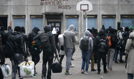 Police evacuate last refugee camp in Paris