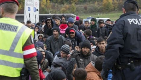 Slovenia mulls border fence in refugee crisis