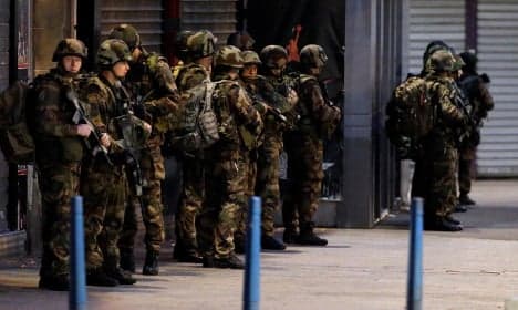 Paris suburb turns 'war zone' in seven-hour raid
