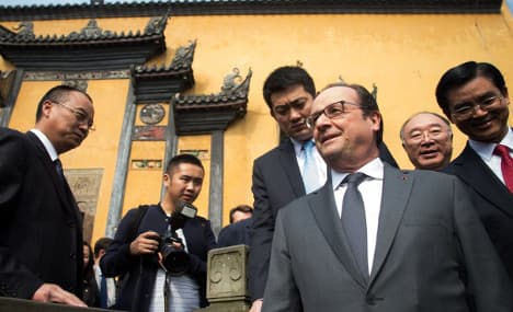 Hollande visits China to seek climate support