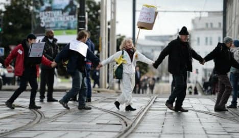 Paris human chain gives jolt to climate talks
