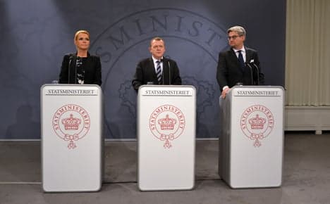 Denmark to erect tents, shorten refugee permits