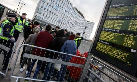 Police stop refugees at Swedish border checks