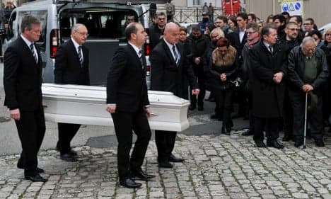 France begins burying victims of Paris attacks