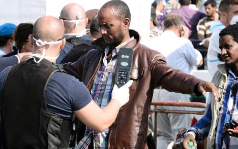 Fingerprint migrants by force: EU tells Italy