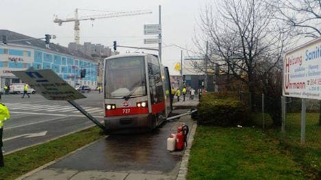 Tram jumps tracks in Donaustadt