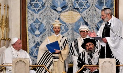 Pope hails ties with Jews on landmark synagogue visit