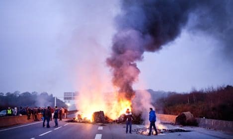 Protesting French farmers block roads in western France