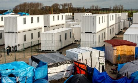 Calais camp refugees defy relocation efforts