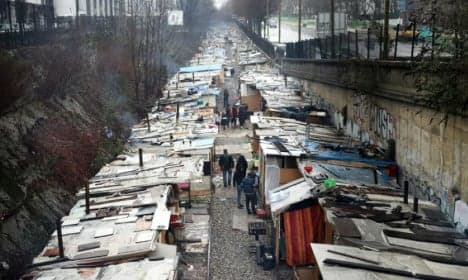 Police clear hundreds from Roma shantytown in Paris