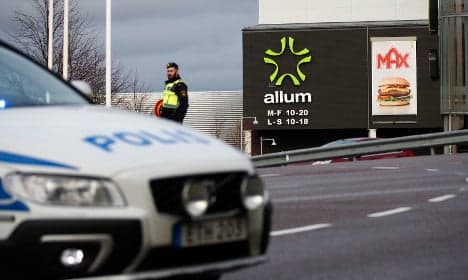 Bomb threat closes Swedish shopping mall