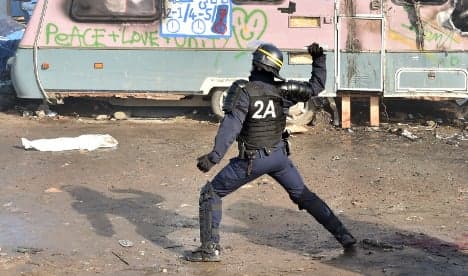 Migrants and police clash at Calais camp demolition